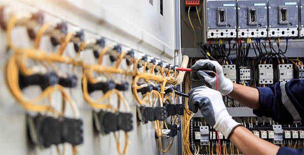 Professional Electrician technician working in Crestwood, IL